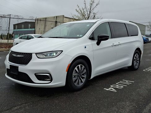 Used 2024 Chrysler Pacifica Limited FWD image 3