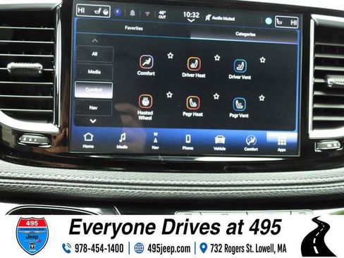 Used 2025 Chrysler Pacifica Limited FWD image 33