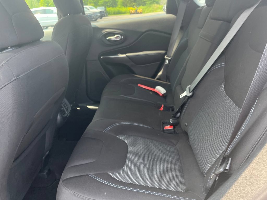 Used 2019 Jeep Cherokee Latitude w/ Popular Appearance Group AWD/4WD image 24