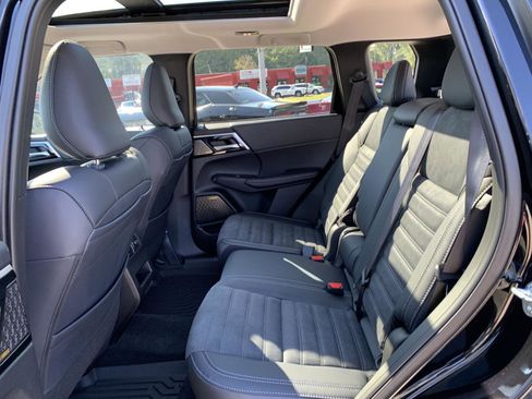 New 2025 Mitsubishi Outlander SE image 21