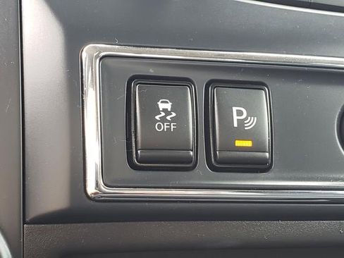 Used 2022 Nissan Titan SV image 22