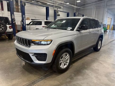 New 2025 Jeep Grand Cherokee Laredo w/ Luxury Tech Group I image 5