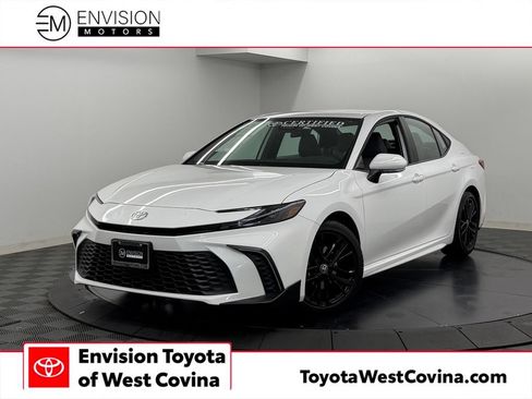 Used 2026 Toyota Camry SE FWD image 1