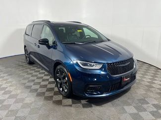 Certified 2025 Chrysler Pacifica Limited FWD video 1