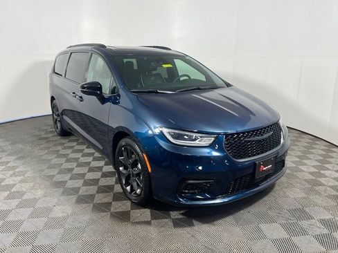Certified 2025 Chrysler Pacifica Limited FWD image 1