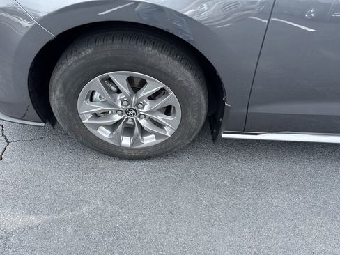Used 2025 Toyota Sienna XLE FWD image 9