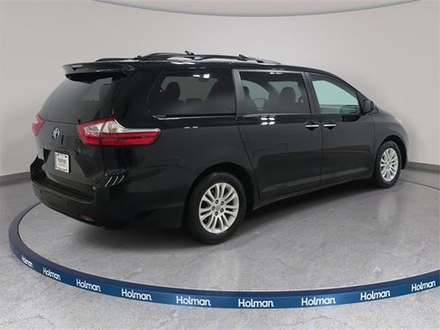 Used 2017 Toyota Sienna XLE Premium image 6