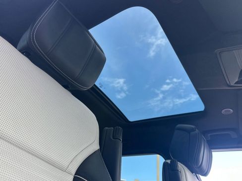 Used 2024 Land Rover Discovery Dynamic SE image 25