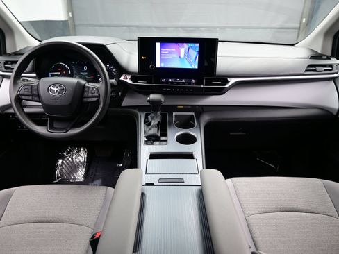 Used 2025 Toyota Sienna LE FWD image 18