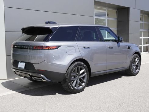 Used 2025 Land Rover Range Rover Sport SE AWD/4WD image 4