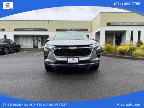Used 2025 Chevrolet Trax LT w/ LT Convenience Package FWD image 3