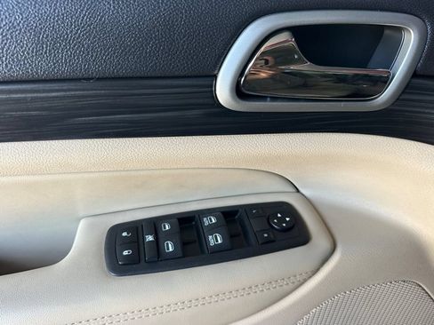 Used 2022 Jeep Grand Cherokee Laredo E RWD image 11