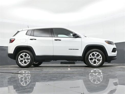 Used 2025 Jeep Compass Sport image 39