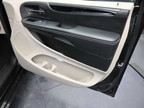 Used 2016 Dodge Grand Caravan SE image 25