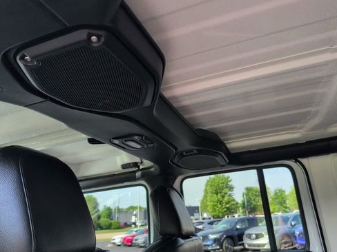 Used 2020 Jeep Wrangler Unlimited Sahara w/ Dual Top Group AWD/4WD image 31