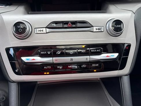 Used 2024 Ford Explorer XLT w/ Equipment Group 202A AWD/4WD image 22