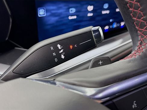 Used 2025 Chevrolet Suburban RST image 17