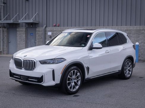 Used 2025 BMW X5 xDrive50e AWD/4WD image 3