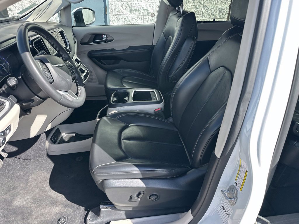 Used 2023 Chrysler Pacifica Touring-L FWD image 9
