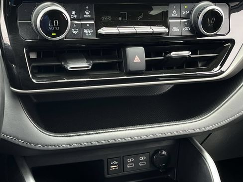 Used 2024 Toyota Highlander LE FWD image 18