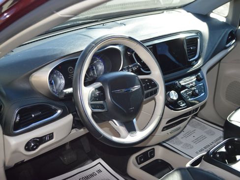Used 2019 Chrysler Pacifica Limited image 10