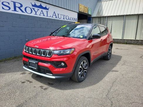 Used 2024 Jeep Compass Limited AWD/4WD image 2