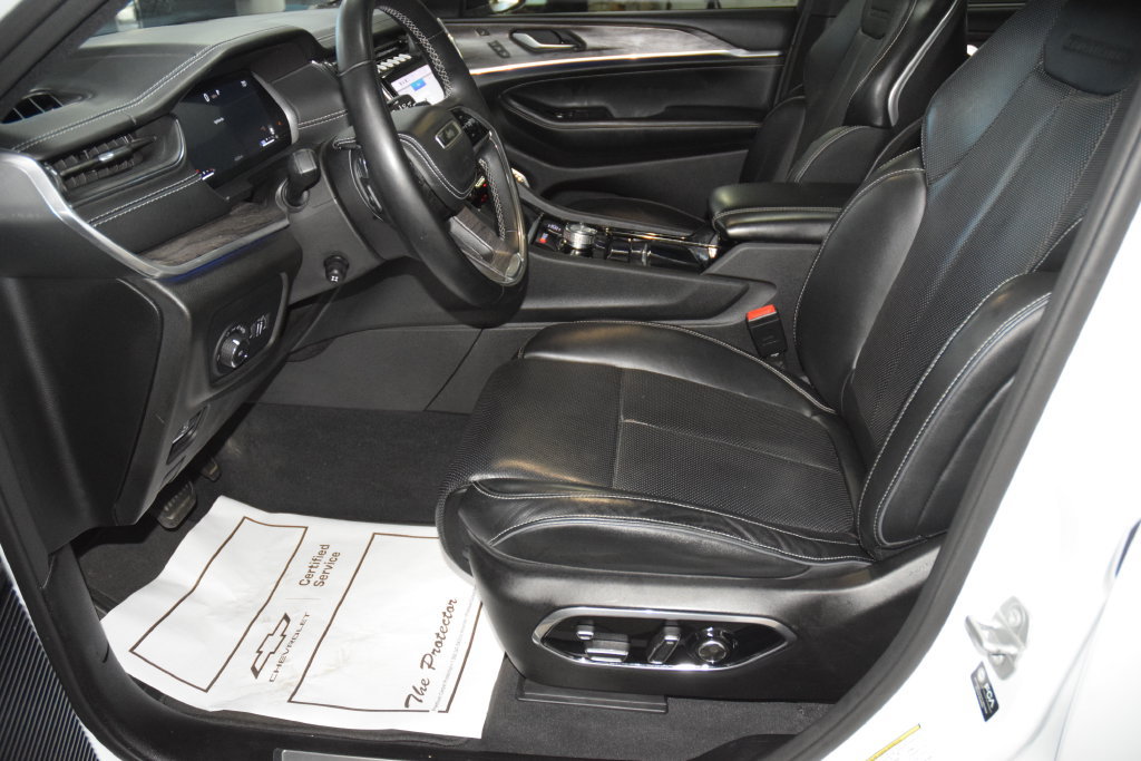 Used 2022 Jeep Grand Cherokee Overland w/ Luxury Tech Group IV AWD/4WD image 41
