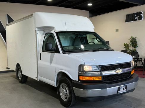 Used 2019 Chevrolet Express 3500 w/ Driver Convenience Package RWD image 3