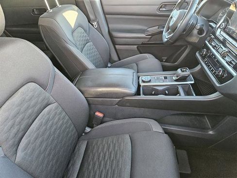 Used 2024 Nissan Pathfinder SV image 11