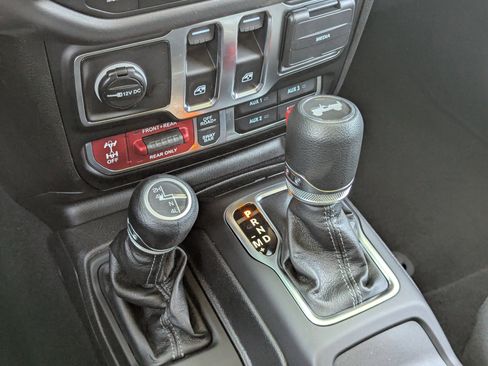 Used 2025 Jeep Wrangler Rubicon w/ Convenience Group image 21