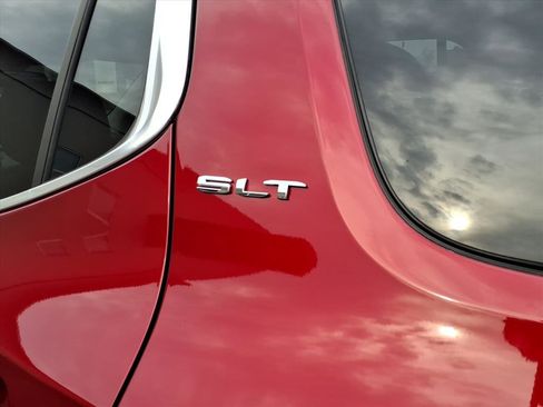 Used 2023 GMC Acadia SLT image 11