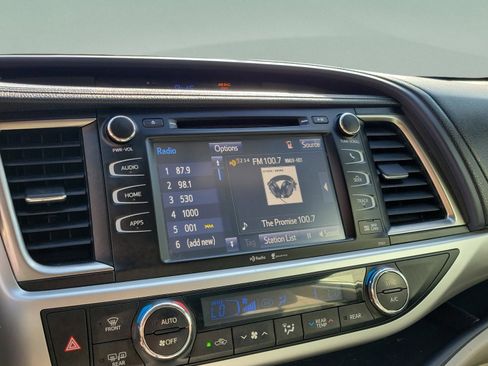Used 2014 Toyota Highlander XLE FWD image 18