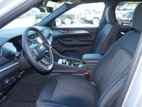 Used 2025 Jeep Grand Cherokee Laredo AWD/4WD image 2