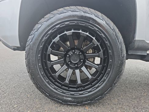 Used 2018 Chevrolet Colorado LT w/ Redline Special Edition AWD/4WD image 12