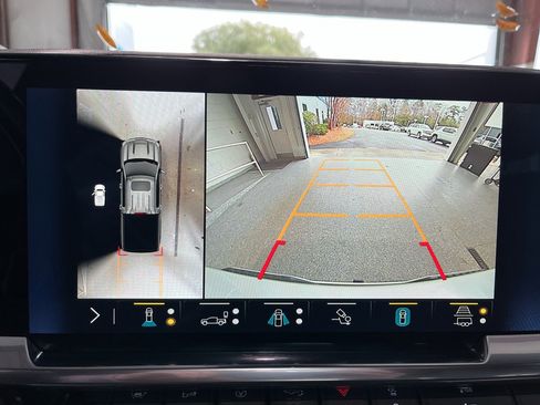 Used 2023 Chevrolet Silverado 1500 High Country w/ Technology Package image 18