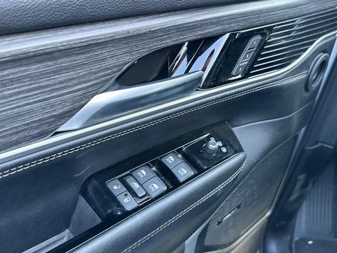 Used 2024 Jeep Wagoneer L Series II w/ Flexible Seating Group RWD image 11