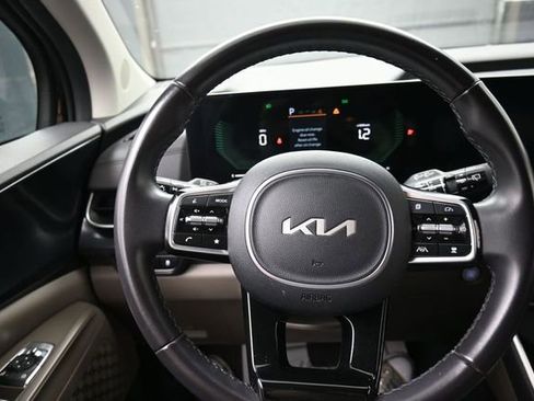 Used 2025 Kia Carnival FWD image 8