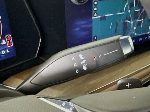 Used 2025 Chevrolet Suburban High Country image 19