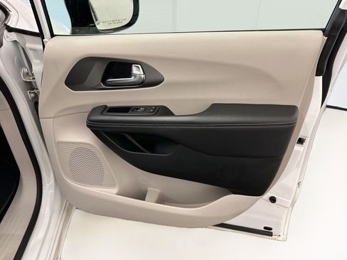 Used 2024 Chrysler Pacifica Touring-L FWD image 34