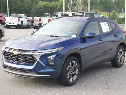 Used 2024 Chevrolet Trax LT FWD image 3