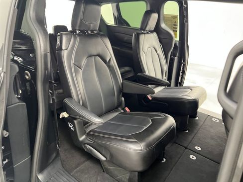 Used 2025 Chrysler Pacifica Select FWD image 23