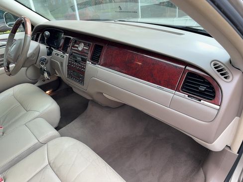 Used 2004 Lincoln Town Car Ultimate RWD image 18