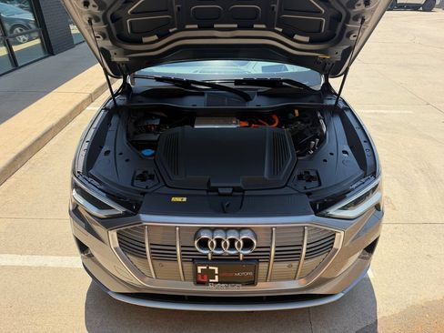 Used 2019 Audi e-tron Prestige w/ Prestige Package AWD/4WD image 25