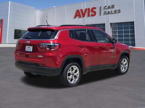 Used 2025 Jeep Compass Latitude w/ Sun & Sound Group AWD/4WD image 6