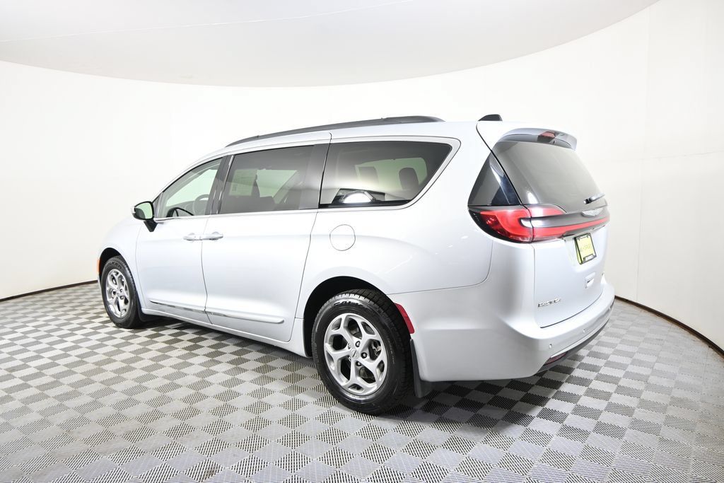 Used 2023 Chrysler Pacifica Limited AWD/4WD image 4