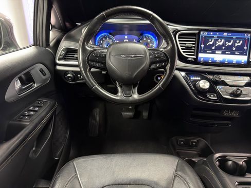Used 2021 Chrysler Pacifica Touring-L w/ S Appearance Package FWD image 25