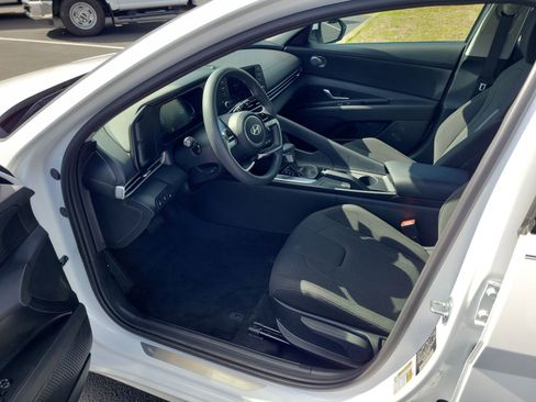Used 2025 Hyundai Elantra SE FWD image 15