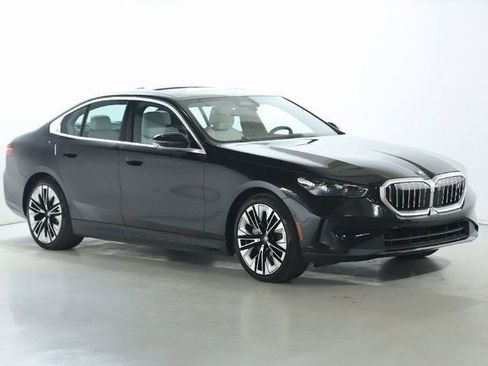 Used 2025 BMW i5 xDrive40 w/ Premium Package image 9