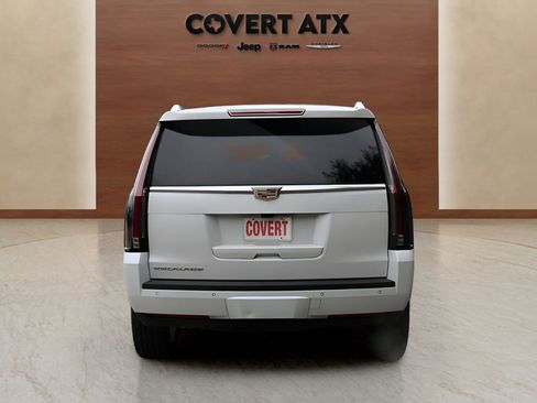 Used 2019 Cadillac Escalade Luxury RWD image 4