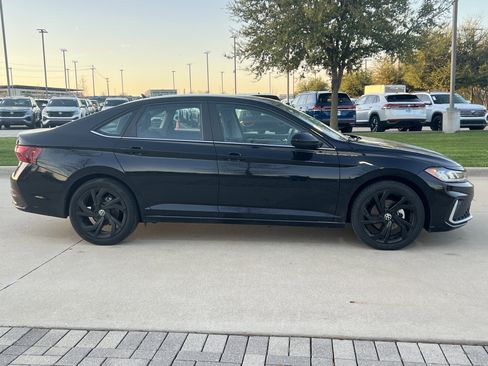 Used 2025 Volkswagen Jetta SE w/ Sunroof Package image 11